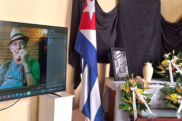 A void on the stage, a light in memory 